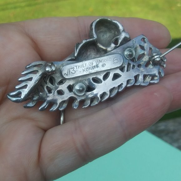 Vintage Alexander Korda 1940s Thief of Bagdad Magic Flying Carpet Pin - Picture 9 of 16